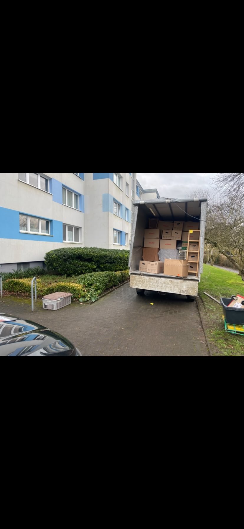 Umzug mit beladenem LKW – Transport von Möbeln und Kartons